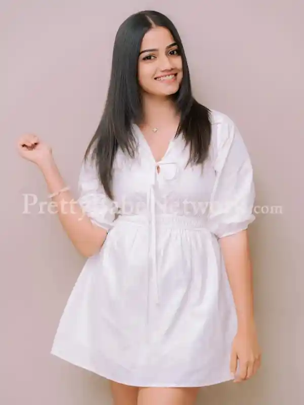 Cabin Crew Riyanshi Sharma - Air Hostess Escort in Noida Near NH-24/DND Flyway