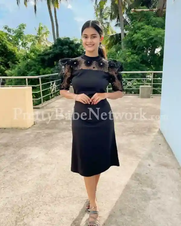 Naina—18-Year-Old Indian Amateur College Girl Escort in Noida Sector 137