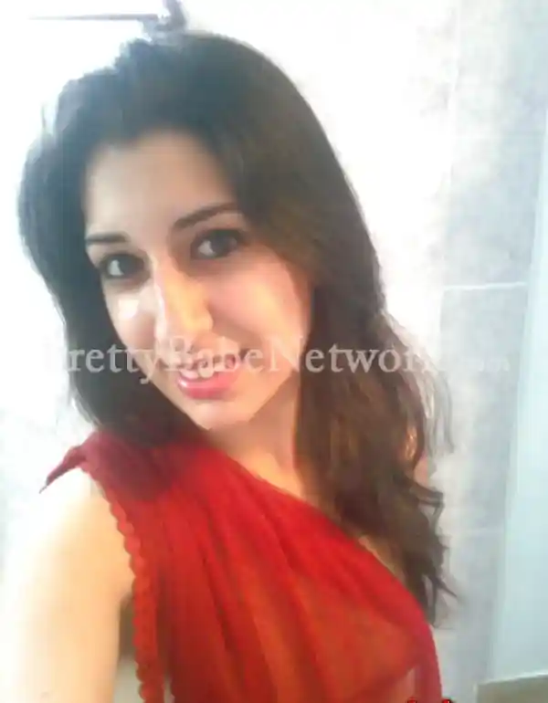 Smiling Cutie Anita—High-Profile Escort in Noida Sector 27 for GFE