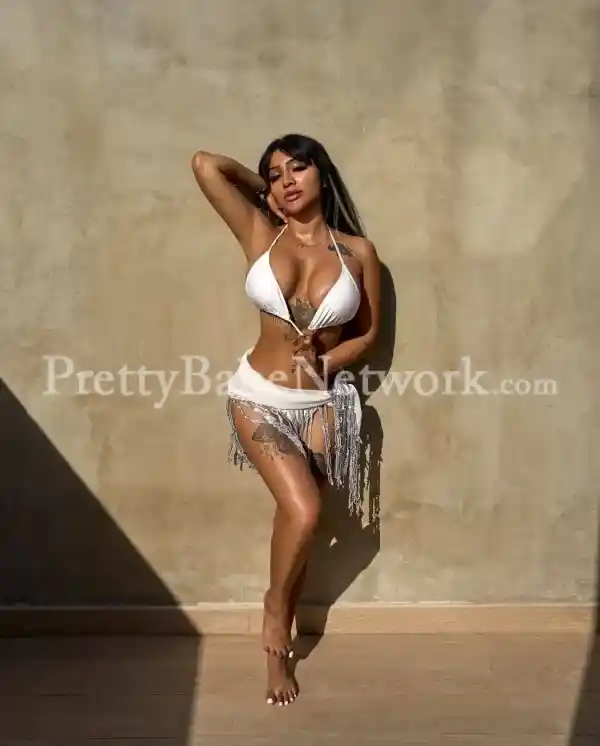 British Muslim Girl Nazia Khan—VIP Escort in Radisson Blu MBD Hotel, Noida