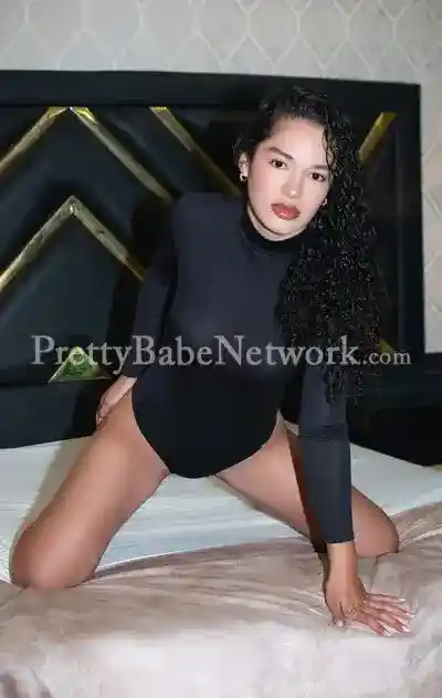 VIP Thai Escort Roxana for an Erotic Massage and Sex in Noida