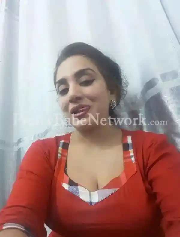 Nazma Sheikh—Experienced Mature Muslim Housewife Escort in Sector 19