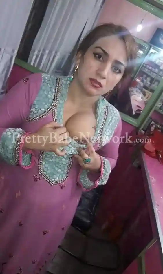 Nazma Sheikh—Experienced Mature Muslim Housewife Escort in Sector 19